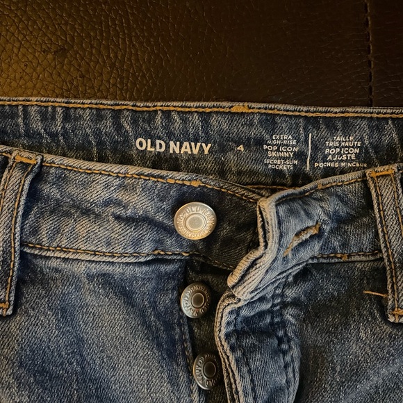 medium wash old navy jeans! size 4! - Picture 2 of 2